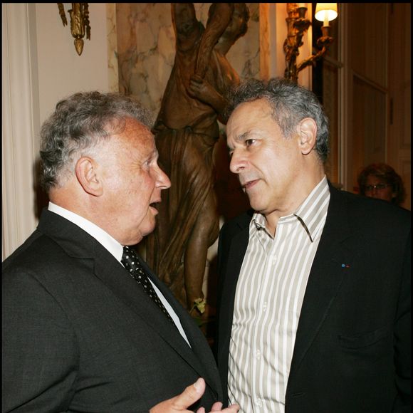 Francis Perrin et Philippe Bouvard dans les salons de l'hôtel Crillon, à Paris, 2005.
