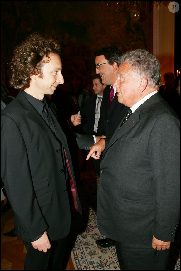 Stéphane Bern et Philippe Bouvard dans les salons de l'hôtel Crillon, à Paris, 2005.