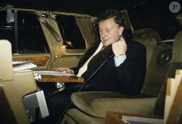 En France, à Paris, Philippe Bouvard dans sa voiture le 27 février 1986.