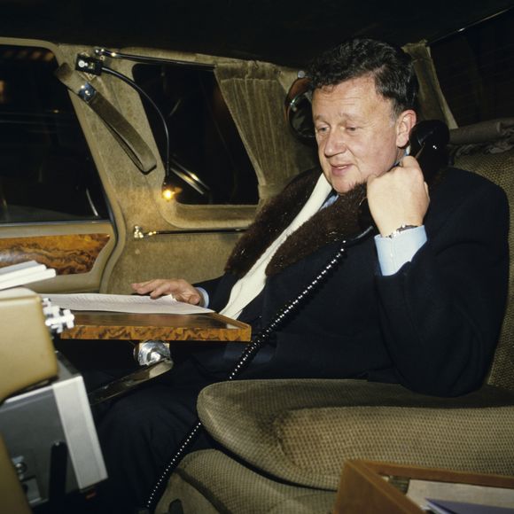 En France, à Paris, Philippe Bouvard dans sa voiture le 27 février 1986.