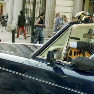 ...a accumulé les biens...
Archives - Philippe Bouvard en Rolls Royce dans les rues de Cannes lors du 58ème Festival du Film. Le 13 mai 2005 © C.Aubert-B.Schneider / Télé 7 Jours / Bestimage 