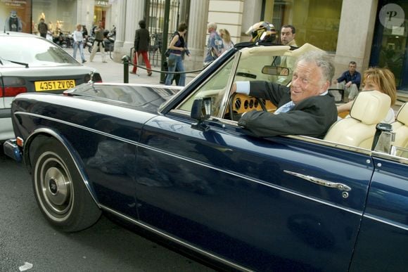 ...a accumulé les biens...
Archives - Philippe Bouvard en Rolls Royce dans les rues de Cannes lors du 58ème Festival du Film. Le 13 mai 2005 © C.Aubert-B.Schneider / Télé 7 Jours / Bestimage 