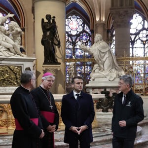 Le président français E.Macron et la première dame B.Macron, accompagnés de V.Pécresse, présidente de la région Ile-de-France, et A.Hidalgo, maire de Paris, visitent le chantier de la cathédrale Notre-Dame de Paris pour remercier les donateurs et les ouvriers qui ont travaillé à la reconstruction du monument après l'incendie qui a ravagé la cathédrale le 15 avril 2019 à Paris (France), le 29 novembre 2024. La cathédrale de Paris sera officiellement inaugurée après six ans de travaux le 7 décembre 2024. © Christophe Petit-Tesson / Pool / Bestimage er 2024.