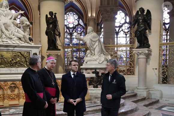 Le président français E.Macron et la première dame B.Macron, accompagnés de V.Pécresse, présidente de la région Ile-de-France, et A.Hidalgo, maire de Paris, visitent le chantier de la cathédrale Notre-Dame de Paris pour remercier les donateurs et les ouvriers qui ont travaillé à la reconstruction du monument après l'incendie qui a ravagé la cathédrale le 15 avril 2019 à Paris (France), le 29 novembre 2024. La cathédrale de Paris sera officiellement inaugurée après six ans de travaux le 7 décembre 2024. © Christophe Petit-Tesson / Pool / Bestimage er 2024.