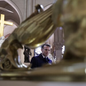 Le président français E.Macron et la première dame B.Macron, accompagnés de V.Pécresse, présidente de la région Ile-de-France, et A.Hidalgo, maire de Paris, visitent le chantier de la cathédrale Notre-Dame de Paris pour remercier les donateurs et les ouvriers qui ont travaillé à la reconstruction du monument après l'incendie qui a ravagé la cathédrale le 15 avril 2019 à Paris (France), le 29 novembre 2024. La cathédrale de Paris sera officiellement inaugurée après six ans de travaux le 7 décembre 2024. © Christophe Petit-Tesson / Pool / Bestimage 