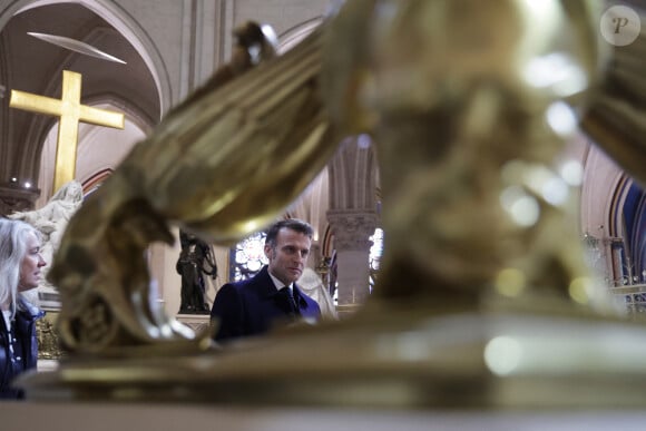 Le président français E.Macron et la première dame B.Macron, accompagnés de V.Pécresse, présidente de la région Ile-de-France, et A.Hidalgo, maire de Paris, visitent le chantier de la cathédrale Notre-Dame de Paris pour remercier les donateurs et les ouvriers qui ont travaillé à la reconstruction du monument après l'incendie qui a ravagé la cathédrale le 15 avril 2019 à Paris (France), le 29 novembre 2024. La cathédrale de Paris sera officiellement inaugurée après six ans de travaux le 7 décembre 2024. © Christophe Petit-Tesson / Pool / Bestimage 