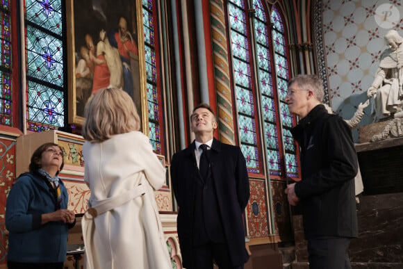 Il y a cinq ans, le célèbre édifice prenait feu sous le regard impuissant de nombreux de Parisiens et touristes.
Le président français E.Macron et la première dame B.Macron, accompagnés de V.Pécresse, présidente de la région Ile-de-France, et A.Hidalgo, maire de Paris, visitent le chantier de la cathédrale Notre-Dame de Paris pour remercier les donateurs et les ouvriers qui ont travaillé à la reconstruction du monument après l'incendie qui a ravagé la cathédrale le 15 avril 2019 à Paris (France), le 29 novembre 2024. La cathédrale de Paris sera officiellement inaugurée après six ans de travaux le 7 décembre 2024. © Christophe Petit-Tesson / Pool / Bestimage 