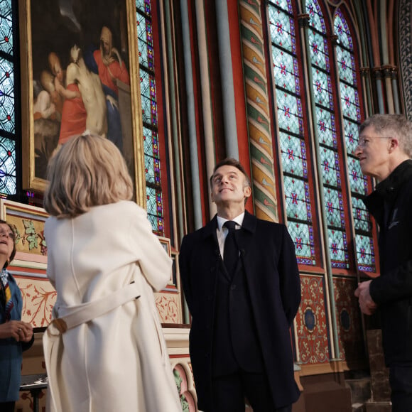 Il y a cinq ans, le célèbre édifice prenait feu sous le regard impuissant de nombreux de Parisiens et touristes.
Le président français E.Macron et la première dame B.Macron, accompagnés de V.Pécresse, présidente de la région Ile-de-France, et A.Hidalgo, maire de Paris, visitent le chantier de la cathédrale Notre-Dame de Paris pour remercier les donateurs et les ouvriers qui ont travaillé à la reconstruction du monument après l'incendie qui a ravagé la cathédrale le 15 avril 2019 à Paris (France), le 29 novembre 2024. La cathédrale de Paris sera officiellement inaugurée après six ans de travaux le 7 décembre 2024. © Christophe Petit-Tesson / Pool / Bestimage 