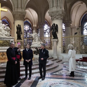 Le président français E.Macron et la première dame B.Macron, accompagnés de V.Pécresse, présidente de la région Ile-de-France, et A.Hidalgo, maire de Paris, visitent le chantier de la cathédrale Notre-Dame de Paris pour remercier les donateurs et les ouvriers qui ont travaillé à la reconstruction du monument après l'incendie qui a ravagé la cathédrale le 15 avril 2019 à Paris (France), le 29 novembre 2024. La cathédrale de Paris sera officiellement inaugurée après six ans de travaux le 7 décembre 2024. © Christophe Petit-Tesson / Pool / Bestimage 