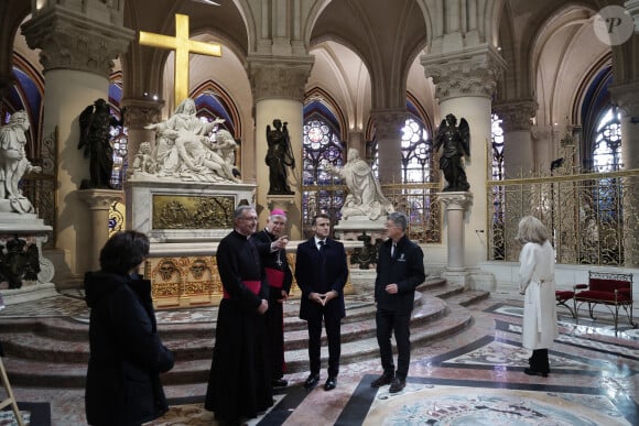 Le président français E.Macron et la première dame B.Macron, accompagnés de V.Pécresse, présidente de la région Ile-de-France, et A.Hidalgo, maire de Paris, visitent le chantier de la cathédrale Notre-Dame de Paris pour remercier les donateurs et les ouvriers qui ont travaillé à la reconstruction du monument après l'incendie qui a ravagé la cathédrale le 15 avril 2019 à Paris (France), le 29 novembre 2024. La cathédrale de Paris sera officiellement inaugurée après six ans de travaux le 7 décembre 2024. © Christophe Petit-Tesson / Pool / Bestimage 