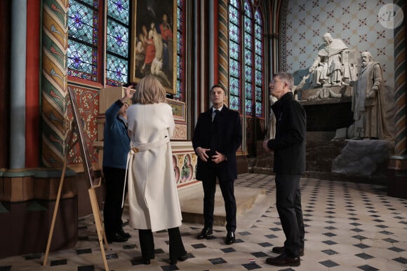 Le président français E.Macron et la première dame B.Macron, accompagnés de V.Pécresse, présidente de la région Ile-de-France, et A.Hidalgo, maire de Paris, visitent le chantier de la cathédrale Notre-Dame de Paris pour remercier les donateurs et les ouvriers qui ont travaillé à la reconstruction du monument après l'incendie qui a ravagé la cathédrale le 15 avril 2019 à Paris (France), le 29 novembre 2024. La cathédrale de Paris sera officiellement inaugurée après six ans de travaux le 7 décembre 2024. © Christophe Petit-Tesson / Pool / Bestimage 