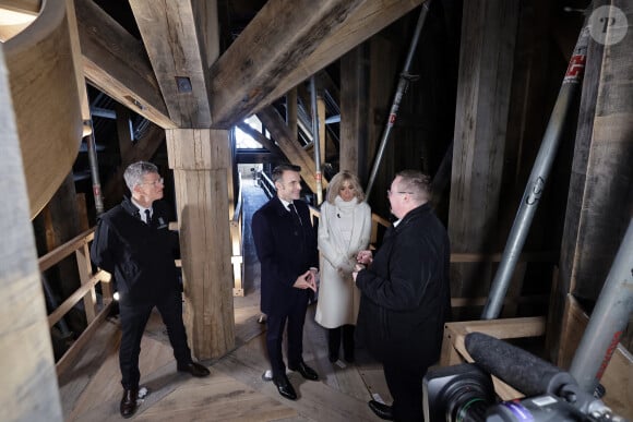 Le président français E.Macron et la première dame B.Macron, accompagnés de V.Pécresse, présidente de la région Ile-de-France, et A.Hidalgo, maire de Paris, visitent le chantier de la cathédrale Notre-Dame de Paris pour remercier les donateurs et les ouvriers qui ont travaillé à la reconstruction du monument après l'incendie qui a ravagé la cathédrale le 15 avril 2019 à Paris (France), le 29 novembre 2024. La cathédrale de Paris sera officiellement inaugurée après six ans de travaux le 7 décembre 2024. © Christophe Petit-Tesson / Pool / Bestimage 