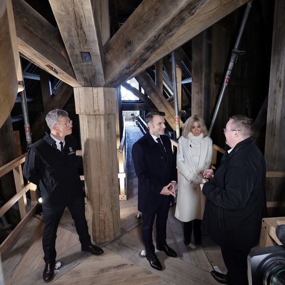 Le président français E.Macron et la première dame B.Macron, accompagnés de V.Pécresse, présidente de la région Ile-de-France, et A.Hidalgo, maire de Paris, visitent le chantier de la cathédrale Notre-Dame de Paris pour remercier les donateurs et les ouvriers qui ont travaillé à la reconstruction du monument après l'incendie qui a ravagé la cathédrale le 15 avril 2019 à Paris (France), le 29 novembre 2024. La cathédrale de Paris sera officiellement inaugurée après six ans de travaux le 7 décembre 2024. © Christophe Petit-Tesson / Pool / Bestimage 