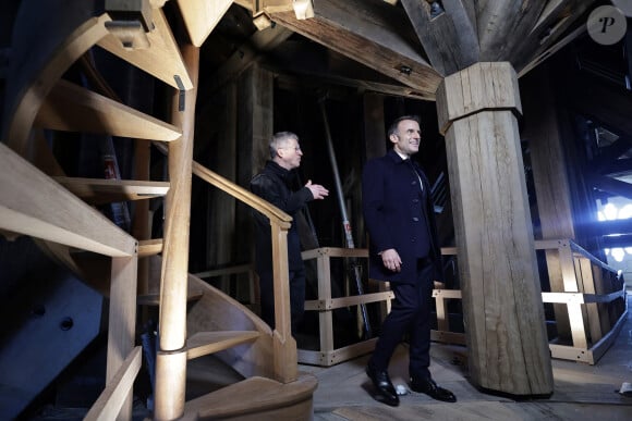 Le président français E.Macron et la première dame B.Macron, accompagnés de V.Pécresse, présidente de la région Ile-de-France, et A.Hidalgo, maire de Paris, visitent le chantier de la cathédrale Notre-Dame de Paris pour remercier les donateurs et les ouvriers qui ont travaillé à la reconstruction du monument après l'incendie qui a ravagé la cathédrale le 15 avril 2019 à Paris (France), le 29 novembre 2024. La cathédrale de Paris sera officiellement inaugurée après six ans de travaux le 7 décembre 2024. © Christophe Petit-Tesson / Pool / Bestimage 