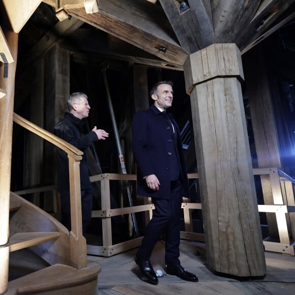 Le président français E.Macron et la première dame B.Macron, accompagnés de V.Pécresse, présidente de la région Ile-de-France, et A.Hidalgo, maire de Paris, visitent le chantier de la cathédrale Notre-Dame de Paris pour remercier les donateurs et les ouvriers qui ont travaillé à la reconstruction du monument après l'incendie qui a ravagé la cathédrale le 15 avril 2019 à Paris (France), le 29 novembre 2024. La cathédrale de Paris sera officiellement inaugurée après six ans de travaux le 7 décembre 2024. © Christophe Petit-Tesson / Pool / Bestimage 