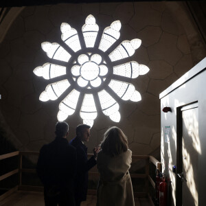 Le président français E.Macron et la première dame B.Macron, accompagnés de V.Pécresse, présidente de la région Ile-de-France, et A.Hidalgo, maire de Paris, visitent le chantier de la cathédrale Notre-Dame de Paris pour remercier les donateurs et les ouvriers qui ont travaillé à la reconstruction du monument après l'incendie qui a ravagé la cathédrale le 15 avril 2019 à Paris (France), le 29 novembre 2024. La cathédrale de Paris sera officiellement inaugurée après six ans de travaux le 7 décembre 2024. © Christophe Petit-Tesson / Pool / Bestimage 