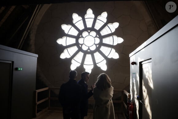 Le président français E.Macron et la première dame B.Macron, accompagnés de V.Pécresse, présidente de la région Ile-de-France, et A.Hidalgo, maire de Paris, visitent le chantier de la cathédrale Notre-Dame de Paris pour remercier les donateurs et les ouvriers qui ont travaillé à la reconstruction du monument après l'incendie qui a ravagé la cathédrale le 15 avril 2019 à Paris (France), le 29 novembre 2024. La cathédrale de Paris sera officiellement inaugurée après six ans de travaux le 7 décembre 2024. © Christophe Petit-Tesson / Pool / Bestimage 