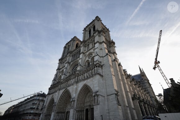 Le président français E.Macron et la première dame B.Macron, accompagnés de V.Pécresse, présidente de la région Ile-de-France, et A.Hidalgo, maire de Paris, visitent le chantier de la cathédrale Notre-Dame de Paris pour remercier les donateurs et les ouvriers qui ont travaillé à la reconstruction du monument après l'incendie qui a ravagé la cathédrale le 15 avril 2019 à Paris (France), le 29 novembre 2024. La cathédrale de Paris sera officiellement inaugurée après six ans de travaux le 7 décembre 2024. © Christophe Petit-Tesson / Pool / Bestimage 