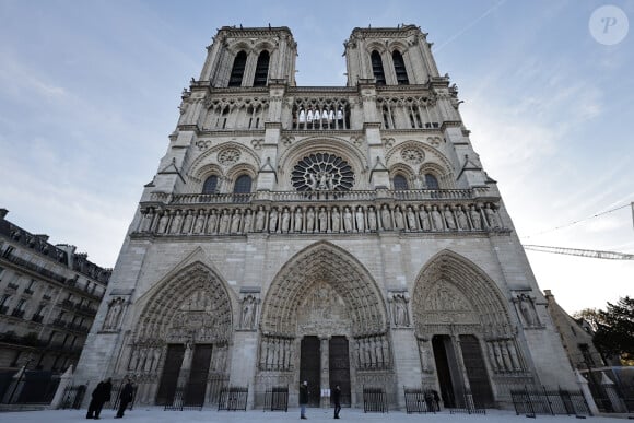 Le président français E.Macron et la première dame B.Macron, accompagnés de V.Pécresse, présidente de la région Ile-de-France, et A.Hidalgo, maire de Paris, visitent le chantier de la cathédrale Notre-Dame de Paris pour remercier les donateurs et les ouvriers qui ont travaillé à la reconstruction du monument après l'incendie qui a ravagé la cathédrale le 15 avril 2019 à Paris (France), le 29 novembre 2024. La cathédrale de Paris sera officiellement inaugurée après six ans de travaux le 7 décembre 2024. © Christophe Petit-Tesson / Pool / Bestimage 