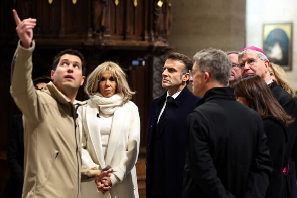 Pour l'événement, Brigitte Macron a arboré un joli look hivernal qui a eu le mérite de séduire, Rachida Dati, la ministre la Culture. Une nouvelle leçon de style des plus réussies pour la première Dame !
Le président français E.Macron et la première dame B.Macron, accompagnés de V.Pécresse, présidente de la région Ile-de-France, et A.Hidalgo, maire de Paris, visitent le chantier de la cathédrale Notre-Dame de Paris pour remercier les donateurs et les ouvriers qui ont travaillé à la reconstruction du monument après l'incendie qui a ravagé la cathédrale le 15 avril 2019 à Paris (France), le 29 novembre 2024. La cathédrale de Paris sera officiellement inaugurée après six ans de travaux le 7 décembre 2024. © Christophe Petit-Tesson / Pool / Bestimage December 2024.