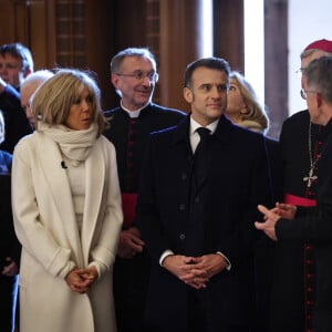 Un événement particulièrement attendu !
Le président français E.Macron et la première dame B.Macron, accompagnés de V.Pécresse, présidente de la région Ile-de-France, et A.Hidalgo, maire de Paris, visitent le chantier de la cathédrale Notre-Dame de Paris pour remercier les donateurs et les ouvriers qui ont travaillé à la reconstruction du monument après l'incendie qui a ravagé la cathédrale à Paris (France). La cathédrale de Paris sera officiellement inaugurée après six ans de travaux. © Christophe Petit-Tesson / Pool / Bestimage 