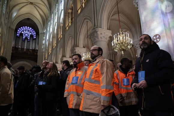 Le président français E.Macron et la première dame B.Macron, accompagnés de V.Pécresse, présidente de la région Ile-de-France, et A.Hidalgo, maire de Paris, visitent le chantier de la cathédrale Notre-Dame de Paris pour remercier les donateurs et les ouvriers qui ont travaillé à la reconstruction du monument après l'incendie qui a ravagé la cathédrale le 15 avril 2019 à Paris (France), le 29 novembre 2024. La cathédrale de Paris sera officiellement inaugurée après six ans de travaux le 7 décembre 2024. © Christophe Petit-Tesson / Pool / Bestimage 