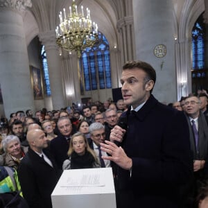 Le président français E.Macron prononce un discours de remerciement devant les compagnons, quelques mécènes et tous les contributeurs rassemblés dans la nef de la cathédrale Notre-Dame de Paris, le 29 novembre 2024. Auparavant, le chef de l'Etat a visité le chantier pour honorer les donateurs et les ouvriers qui ont travaillé à la reconstruction du monument après l'incendie qui a ravagé la cathédrale le 15 avril 2019 à Paris (France). La cathédrale de Paris sera officiellement inaugurée le 7 décembre 2024, après six ans de travaux. © Christophe Petit-Tesson / Pool / Bestimage 