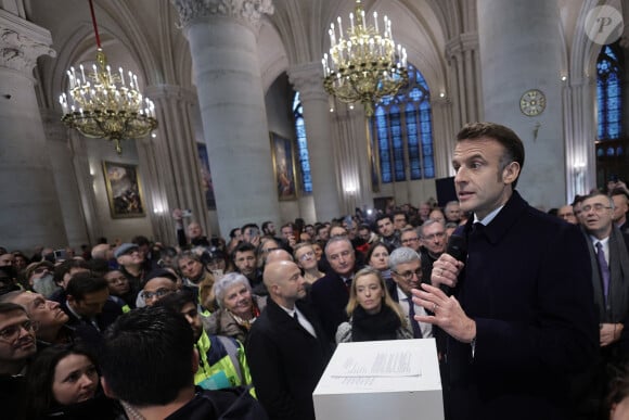 Le président français E.Macron prononce un discours de remerciement devant les compagnons, quelques mécènes et tous les contributeurs rassemblés dans la nef de la cathédrale Notre-Dame de Paris, le 29 novembre 2024. Auparavant, le chef de l'Etat a visité le chantier pour honorer les donateurs et les ouvriers qui ont travaillé à la reconstruction du monument après l'incendie qui a ravagé la cathédrale le 15 avril 2019 à Paris (France). La cathédrale de Paris sera officiellement inaugurée le 7 décembre 2024, après six ans de travaux. © Christophe Petit-Tesson / Pool / Bestimage 