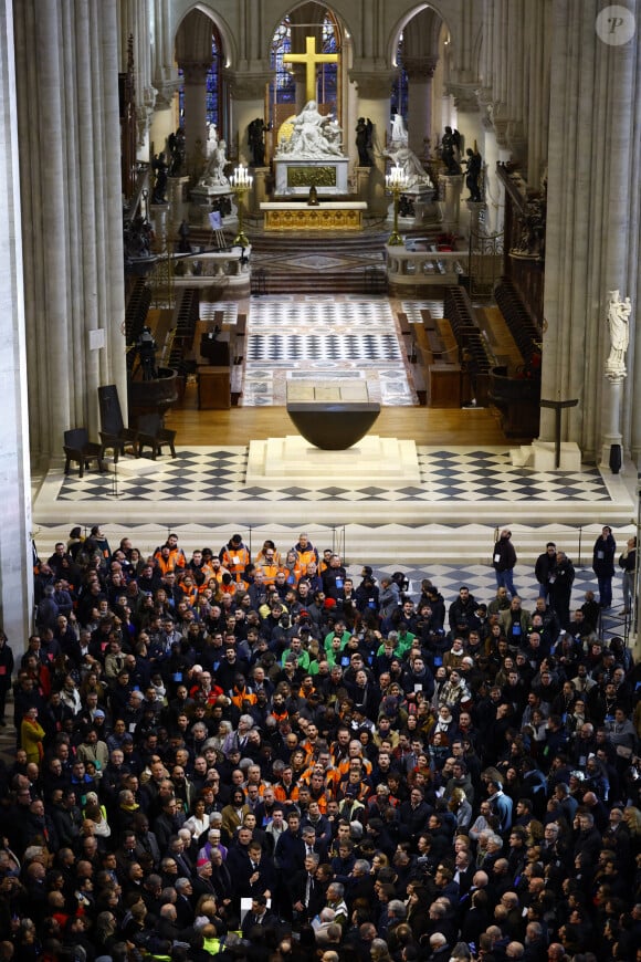 Le président français E.Macron prononce un discours de remerciement devant les compagnons, quelques mécènes et tous les contributeurs rassemblés dans la nef de la cathédrale Notre-Dame de Paris, le 29 novembre 2024. Auparavant, le chef de l'Etat a visité le chantier pour honorer les donateurs et les ouvriers qui ont travaillé à la reconstruction du monument après l'incendie qui a ravagé la cathédrale le 15 avril 2019 à Paris (France). La cathédrale de Paris sera officiellement inaugurée le 7 décembre 2024, après six ans de travaux. © Sarah Meyssonier / pool / Bestimage 