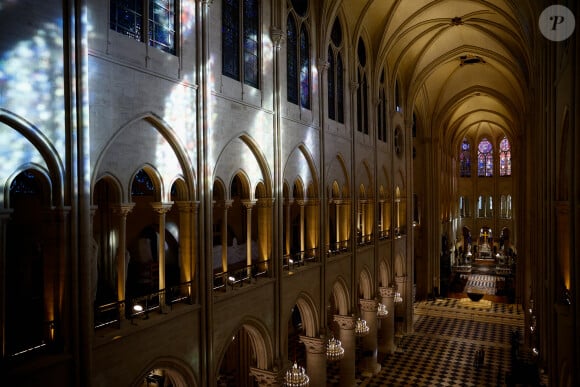 Le président français E.Macron et la première dame B.Macron, accompagnés de V.Pécresse, présidente de la région Ile-de-France, et A.Hidalgo, maire de Paris, visitent le chantier de la cathédrale Notre-Dame de Paris pour remercier les donateurs et les ouvriers qui ont travaillé à la reconstruction du monument après l'incendie qui a ravagé la cathédrale le 15 avril 2019 à Paris (France), le 29 novembre 2024. La cathédrale de Paris sera officiellement inaugurée après six ans de travaux le 7 décembre 2024. © Sarah Meyssonnier / Pool / Bestimage 