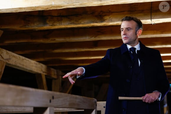 Le président français E.Macron et la première dame B.Macron, accompagnés de V.Pécresse, présidente de la région Ile-de-France, et A.Hidalgo, maire de Paris, visitent le chantier de la cathédrale Notre-Dame de Paris pour remercier les donateurs et les ouvriers qui ont travaillé à la reconstruction du monument après l'incendie qui a ravagé la cathédrale le 15 avril 2019 à Paris (France), le 29 novembre 2024. La cathédrale de Paris sera officiellement inaugurée après six ans de travaux le 7 décembre 2024. © Sarah Meyssonnier / Pool / Bestimage 