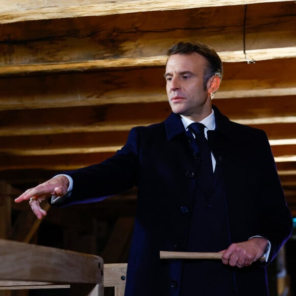 Le président français E.Macron et la première dame B.Macron, accompagnés de V.Pécresse, présidente de la région Ile-de-France, et A.Hidalgo, maire de Paris, visitent le chantier de la cathédrale Notre-Dame de Paris pour remercier les donateurs et les ouvriers qui ont travaillé à la reconstruction du monument après l'incendie qui a ravagé la cathédrale le 15 avril 2019 à Paris (France), le 29 novembre 2024. La cathédrale de Paris sera officiellement inaugurée après six ans de travaux le 7 décembre 2024. © Sarah Meyssonnier / Pool / Bestimage 