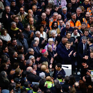 Le président français E.Macron prononce un discours de remerciement devant les compagnons, quelques mécènes et tous les contributeurs rassemblés dans la nef de la cathédrale Notre-Dame de Paris, le 29 novembre 2024. Auparavant, le chef de l'Etat a visité le chantier pour honorer les donateurs et les ouvriers qui ont travaillé à la reconstruction du monument après l'incendie qui a ravagé la cathédrale le 15 avril 2019 à Paris (France). La cathédrale de Paris sera officiellement inaugurée le 7 décembre 2024, après six ans de travaux. © Sarah Meyssonier / pool / Bestimage 