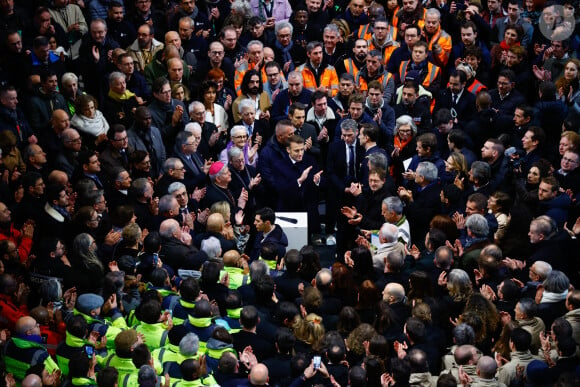 Le président français E.Macron prononce un discours de remerciement devant les compagnons, quelques mécènes et tous les contributeurs rassemblés dans la nef de la cathédrale Notre-Dame de Paris, le 29 novembre 2024. Auparavant, le chef de l'Etat a visité le chantier pour honorer les donateurs et les ouvriers qui ont travaillé à la reconstruction du monument après l'incendie qui a ravagé la cathédrale le 15 avril 2019 à Paris (France). La cathédrale de Paris sera officiellement inaugurée le 7 décembre 2024, après six ans de travaux. © Sarah Meyssonier / pool / Bestimage 