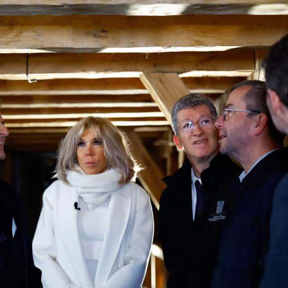 Après plusieurs années de travaux, la tant attendue cérémonie de réouverture se déroulera le 7 décembre prochain.
Le président français E.Macron et la première dame B.Macron, accompagnés de V.Pécresse, présidente de la région Ile-de-France, et A.Hidalgo, maire de Paris, visitent le chantier de la cathédrale Notre-Dame de Paris pour remercier les donateurs et les ouvriers qui ont travaillé à la reconstruction du monument après l'incendie qui a ravagé la cathédrale le 15 avril 2019 à Paris (France), le 29 novembre 2024. La cathédrale de Paris sera officiellement inaugurée après six ans de travaux le 7 décembre 2024. © Sarah Meyssonnier / Pool / Bestimage 