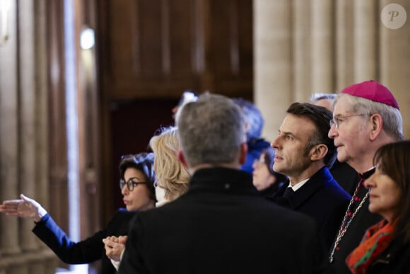 Ainsi, le couple présidentiel a tenu à remercier personnellement les artisans et mécènes ayant contribué à la rénovation de Notre-Dame.
Le président français E.Macron et la première dame B.Macron, accompagnés de V.Pécresse, présidente de la région Ile-de-France, A.Hidalgo, maire de Paris, R.Dati, ministre de la Culture, visitent le chantier de la cathédrale Notre-Dame de Paris pour remercier les donateurs et les ouvriers qui ont travaillé à la reconstruction du monument après l'incendie qui a ravagé la cathédrale le 15 avril 2019 à Paris (France), le 29 novembre 2024. La cathédrale de Paris sera officiellement inaugurée après six ans de travaux le 7 décembre 2024. © Stéphane de Sakutin / Pool / Bestimage 