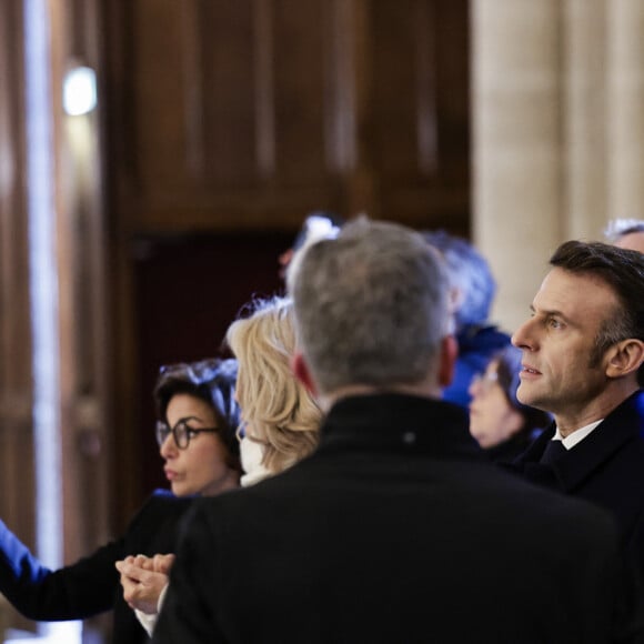 Ainsi, le couple présidentiel a tenu à remercier personnellement les artisans et mécènes ayant contribué à la rénovation de Notre-Dame.
Le président français E.Macron et la première dame B.Macron, accompagnés de V.Pécresse, présidente de la région Ile-de-France, A.Hidalgo, maire de Paris, R.Dati, ministre de la Culture, visitent le chantier de la cathédrale Notre-Dame de Paris pour remercier les donateurs et les ouvriers qui ont travaillé à la reconstruction du monument après l'incendie qui a ravagé la cathédrale le 15 avril 2019 à Paris (France), le 29 novembre 2024. La cathédrale de Paris sera officiellement inaugurée après six ans de travaux le 7 décembre 2024. © Stéphane de Sakutin / Pool / Bestimage 