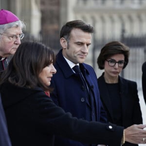 Le président français E.Macron et la première dame B.Macron, accompagnés de V.Pécresse, présidente de la région Ile-de-France, A.Hidalgo, maire de Paris, R.Dati, ministre de la Culture, visitent le chantier de la cathédrale Notre-Dame de Paris pour remercier les donateurs et les ouvriers qui ont travaillé à la reconstruction du monument après l'incendie qui a ravagé la cathédrale le 15 avril 2019 à Paris (France), le 29 novembre 2024. La cathédrale de Paris sera officiellement inaugurée après six ans de travaux le 7 décembre 2024. © Stéphane de Sakutin / Pool / Bestimage 