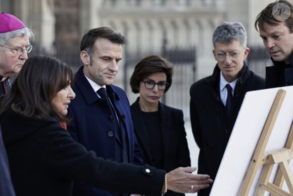 Le président français E.Macron et la première dame B.Macron, accompagnés de V.Pécresse, présidente de la région Ile-de-France, A.Hidalgo, maire de Paris, R.Dati, ministre de la Culture, visitent le chantier de la cathédrale Notre-Dame de Paris pour remercier les donateurs et les ouvriers qui ont travaillé à la reconstruction du monument après l'incendie qui a ravagé la cathédrale le 15 avril 2019 à Paris (France), le 29 novembre 2024. La cathédrale de Paris sera officiellement inaugurée après six ans de travaux le 7 décembre 2024. © Stéphane de Sakutin / Pool / Bestimage 