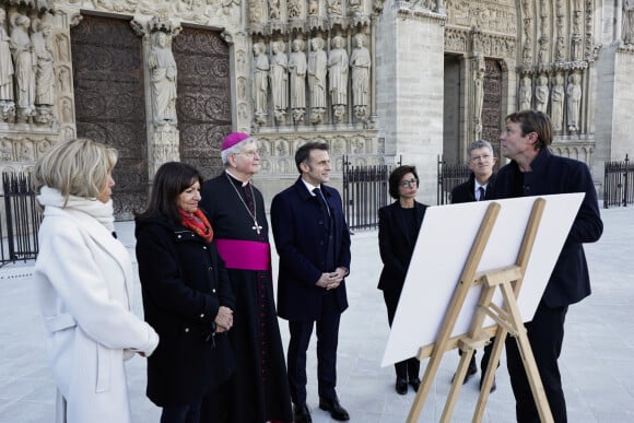 Ce vendredi 29 novembre 2024, Emmanuel et Brigitte Macron se sont rendus sur le chantier de la cathédrale de Notre-Dame de Paris. 
Le président français E.Macron et la première dame B.Macron, accompagnés de V.Pécresse, présidente de la région Ile-de-France, A.Hidalgo, maire de Paris, R.Dati, ministre de la Culture, visitent le chantier de la cathédrale Notre-Dame de Paris pour remercier les donateurs et les ouvriers qui ont travaillé à la reconstruction du monument après l'incendie qui a ravagé la cathédrale le 15 avril 2019 à Paris (France), le 29 novembre 2024. La cathédrale de Paris sera officiellement inaugurée après six ans de travaux le 7 décembre 2024. © Stéphane de Sakutin / Pool / Bestimage