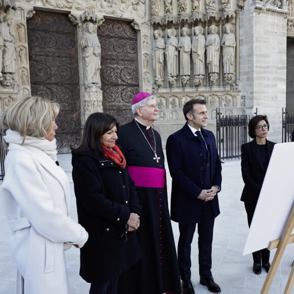 Ce vendredi 29 novembre 2024, Emmanuel et Brigitte Macron se sont rendus sur le chantier de la cathédrale de Notre-Dame de Paris. 
Le président français E.Macron et la première dame B.Macron, accompagnés de V.Pécresse, présidente de la région Ile-de-France, A.Hidalgo, maire de Paris, R.Dati, ministre de la Culture, visitent le chantier de la cathédrale Notre-Dame de Paris pour remercier les donateurs et les ouvriers qui ont travaillé à la reconstruction du monument après l'incendie qui a ravagé la cathédrale le 15 avril 2019 à Paris (France), le 29 novembre 2024. La cathédrale de Paris sera officiellement inaugurée après six ans de travaux le 7 décembre 2024. © Stéphane de Sakutin / Pool / Bestimage