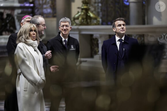 Le président français E.Macron et la première dame B.Macron, accompagnés de V.Pécresse, présidente de la région Ile-de-France, A.Hidalgo, maire de Paris, R.Dati, ministre de la Culture, visitent le chantier de la cathédrale Notre-Dame de Paris pour remercier les donateurs et les ouvriers qui ont travaillé à la reconstruction du monument après l'incendie qui a ravagé la cathédrale le 15 avril 2019 à Paris (France), le 29 novembre 2024. La cathédrale de Paris sera officiellement inaugurée après six ans de travaux le 7 décembre 2024. © Stéphane de Sakutin / Pool / Bestimage 