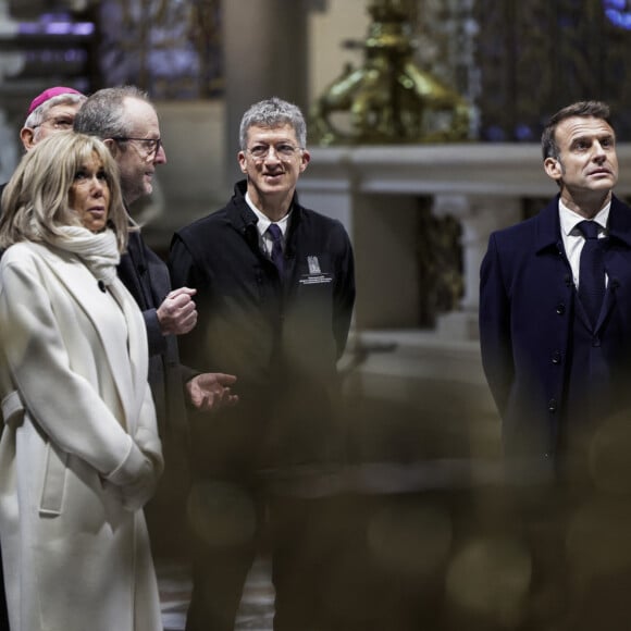 Le président français E.Macron et la première dame B.Macron, accompagnés de V.Pécresse, présidente de la région Ile-de-France, A.Hidalgo, maire de Paris, R.Dati, ministre de la Culture, visitent le chantier de la cathédrale Notre-Dame de Paris pour remercier les donateurs et les ouvriers qui ont travaillé à la reconstruction du monument après l'incendie qui a ravagé la cathédrale le 15 avril 2019 à Paris (France), le 29 novembre 2024. La cathédrale de Paris sera officiellement inaugurée après six ans de travaux le 7 décembre 2024. © Stéphane de Sakutin / Pool / Bestimage 