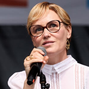 L'actrice française Judith Godreche lors d'un rassemblement de protestation contre le parti d'extrême droite français, le Rassemblement national (RN), lancé à l'initiative d'organisations de médias indépendants et co-organisé par des syndicats et des associations de la société civile, place de la République, Paris, France, le 27 juin 2024. © Stéphane Lemouton / Bestimage 