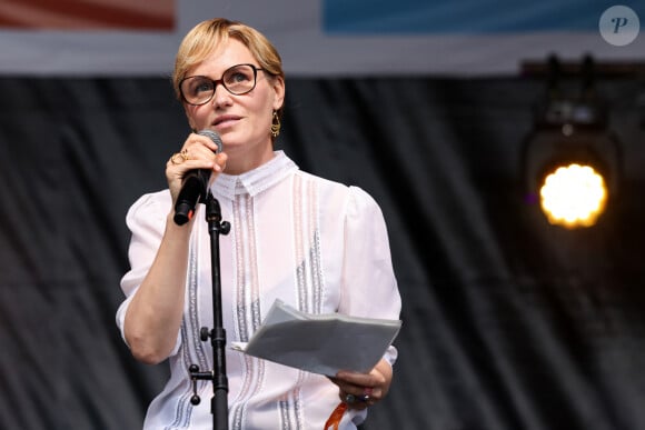 L'actrice française Judith Godreche lors d'un rassemblement de protestation contre le parti d'extrême droite français, le Rassemblement national (RN), lancé à l'initiative d'organisations de médias indépendants et co-organisé par des syndicats et des associations de la société civile, place de la République, Paris, France, le 27 juin 2024. © Stéphane Lemouton / Bestimage 