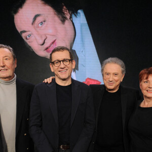 Exclusif - Stéphane Devos (Neveu de Raymond Devos), Dany Boon, Michel Drucker, Marie-Claire Prevotaut (Nièce de Raymond Devos) lors de l'enregistrement de l'émission "Vivement Dimanche" au Studio Gabriel et diffusée sur France 3 le 1er décembre 2024. En seconde partie, M.Drucker proposera un hommage à Raymond Devos © Guillaume Gaffiot / Bestimage 