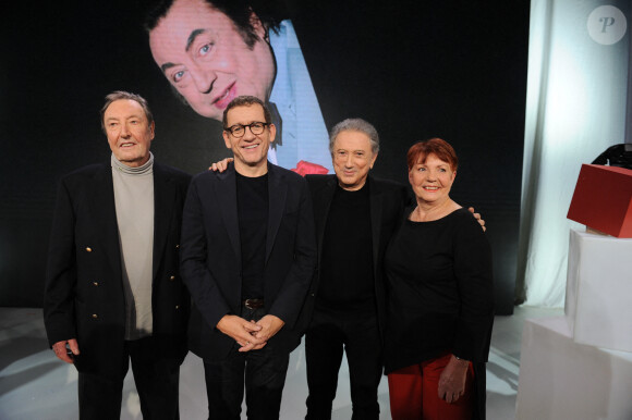 Exclusif - Stéphane Devos (Neveu de Raymond Devos), Dany Boon, Michel Drucker, Marie-Claire Prevotaut (Nièce de Raymond Devos) lors de l'enregistrement de l'émission "Vivement Dimanche" au Studio Gabriel et diffusée sur France 3 le 1er décembre 2024. En seconde partie, M.Drucker proposera un hommage à Raymond Devos © Guillaume Gaffiot / Bestimage 