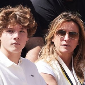 Maman de Yasmine, née en 1998, Roman, né en 2007, et Milo, né en 2010 (fruits de son amour avec Marc Lavoine), la designeuse a par ailleurs gardé le nom de son ex-époux
Sarah Poniatowski et son fils Roman Lavoine - Célébrités dans les tribunes des Internationaux de France de tennis de Roland Garros 2024 à Paris. Le 5 juin 2024 © Moreau-Jacovides / Bestimage 