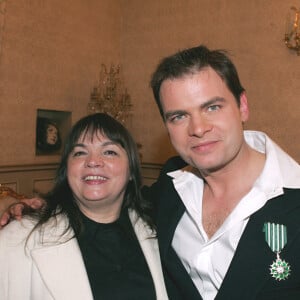 L'acteur français Clovis Cornillac pose avec sa mère, l'actrice française Myriam Boyer, après avoir été décoré de l'Ordre de Chevalier des Arts et des Lettres lors d'une cérémonie au Théâtre Dejazet à Paris, France, le 8 février 2005. Photo par Laurent Zabulon/ABACA.