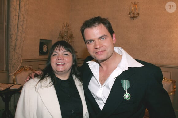 L'acteur français Clovis Cornillac pose avec sa mère, l'actrice française Myriam Boyer, après avoir été décoré de l'Ordre de Chevalier des Arts et des Lettres lors d'une cérémonie au Théâtre Dejazet à Paris, France, le 8 février 2005. Photo par Laurent Zabulon/ABACA.